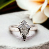Bague en diamant enchanteresse avec éclat de xylophone, une brillance incomparable Bague en diamant sel et poivre naturel