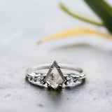 Enigma's Luster Salz & Pfeffer Diamantring, Luna's Embrace Ring