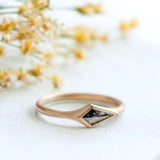 Bague Pure Perfection Une bague minimaliste à l'éclat de diamant, collection de bagues Salt & Pepper Seasoned Romance