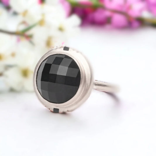 Flos Ring – Vintage-Inspired Rose-Cut Diamond in Gold