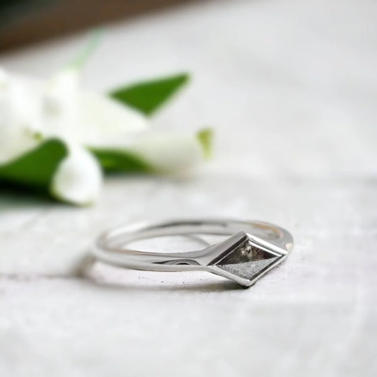 East-West Salt & Pepper Kite Diamond Ring – White Gold Solitair