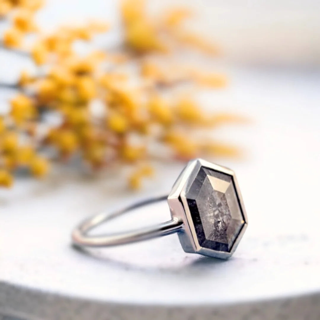 CARRA Vintage Diamond Ring Classic Elegant Design
