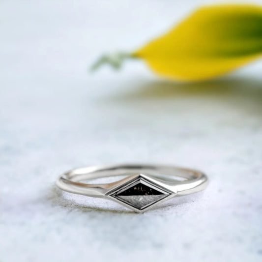 East-West Salt & Pepper Kite Diamond Ring – White Gold Solitair