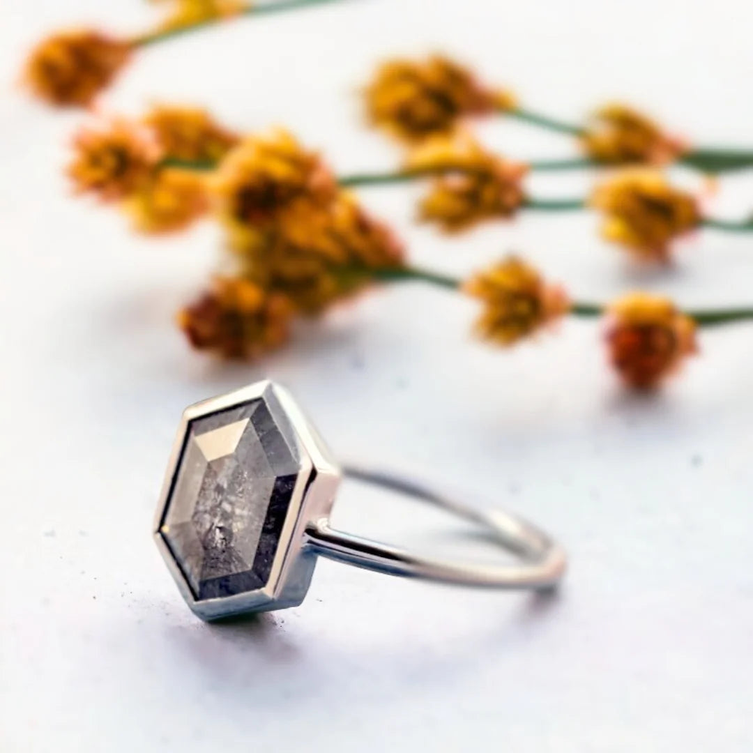CARRA Vintage Diamond Ring Classic Elegant Design