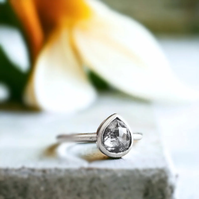 Reise der Liebe, natürlicher Salz- und Pfeffer-Diamantring, Adrift in Allegro Allegiance-Diamantring